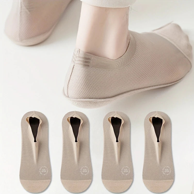 Un par de calcetines de verano beige y transpirables mostrados en un pie y cuatro suelas individuales.