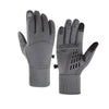 Un par de guantes de invierno impermeables y aislantes grises contra un fondo blanco.