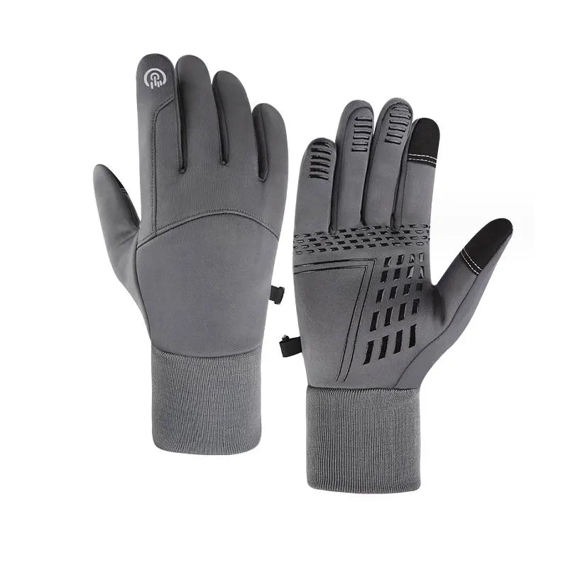 Un par de guantes de invierno impermeables y aislantes grises contra un fondo blanco.