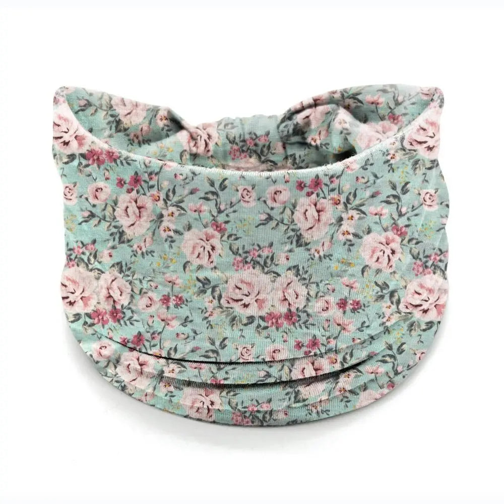 Diadema de yoga elástica con estampado floral azul claro, doblada y exhibida sobre fondo blanco.