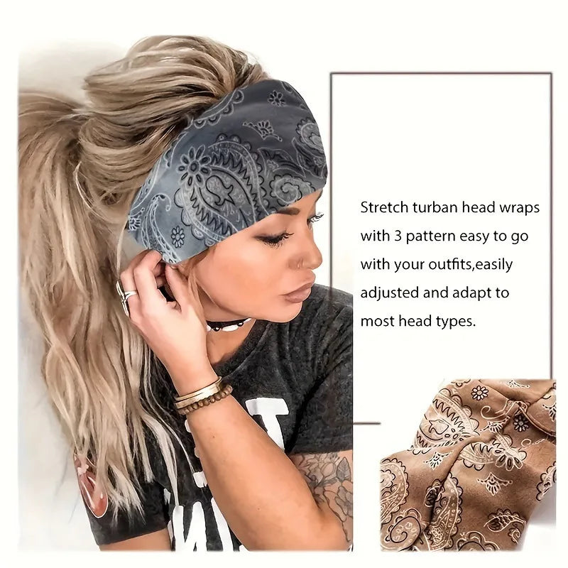 Eine Frau trägt eine graue gemusterte Stretch-Turban-Haube, mit einem beigeen Stoff-Haarband separat dargestellt.