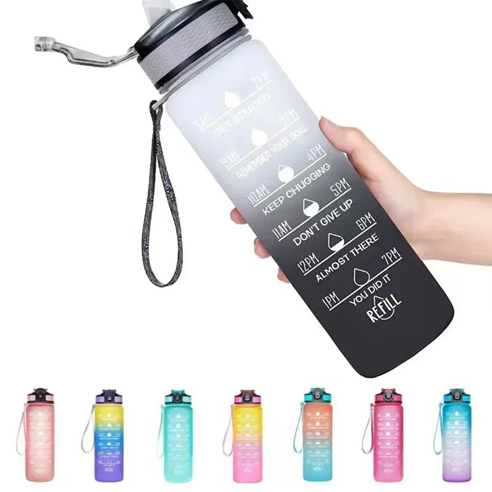 Schwarze isolierte Sportflasche mit Strohverschluss und Hydratationsplan neben verschiedenen bunten...