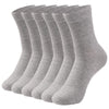 Une pile de chaussettes de travail grises vue de côté.
