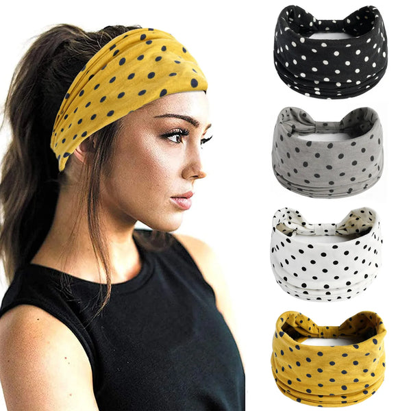 Une femme modélise quatre versions d'un bandeau noué à pois jaune en noir, gris, blanc et jaune uni.