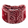 Tiefrotes Samt-Bohemian-Twist-Haarband mit weißem Paisley- und geometrischem Muster.