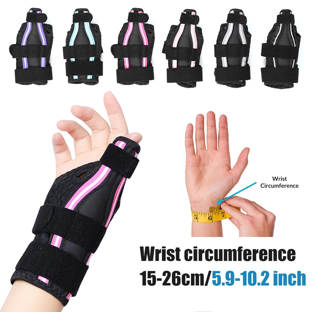 Appui-doigts réglables noir et rose montrés avec une main démontrant la mesure du tour de poignet.