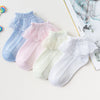 Collection de chaussettes à volants en dentelle pastel pour filles, dans des tons de bleu, rose et blanc.