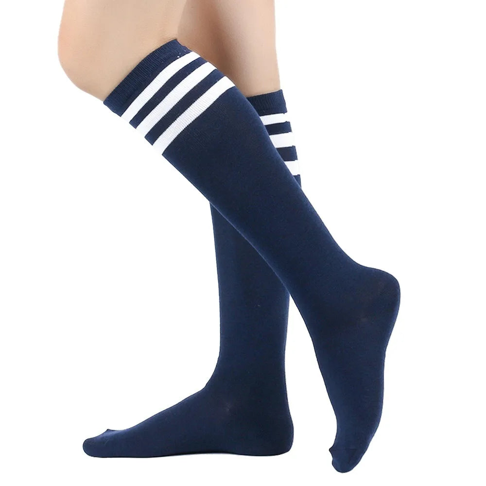 Calcetines hasta el muslo azul marino con rayas blancas en la pantorrilla y el pie