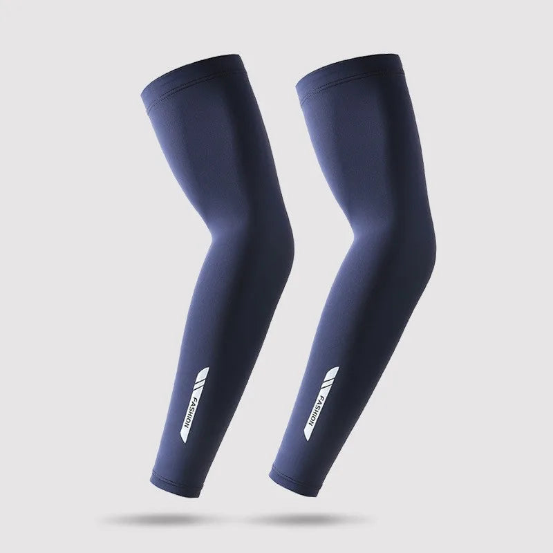 Ein Paar dunkelblaue UPF 50+ Kühl-Armschuhe gezeigt vor grauem Hintergrund.