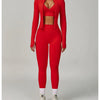 Eine Frau modelliert ein rotes, nahtloses Sport-Yoga-Set mit Crop-Top und Leggings.