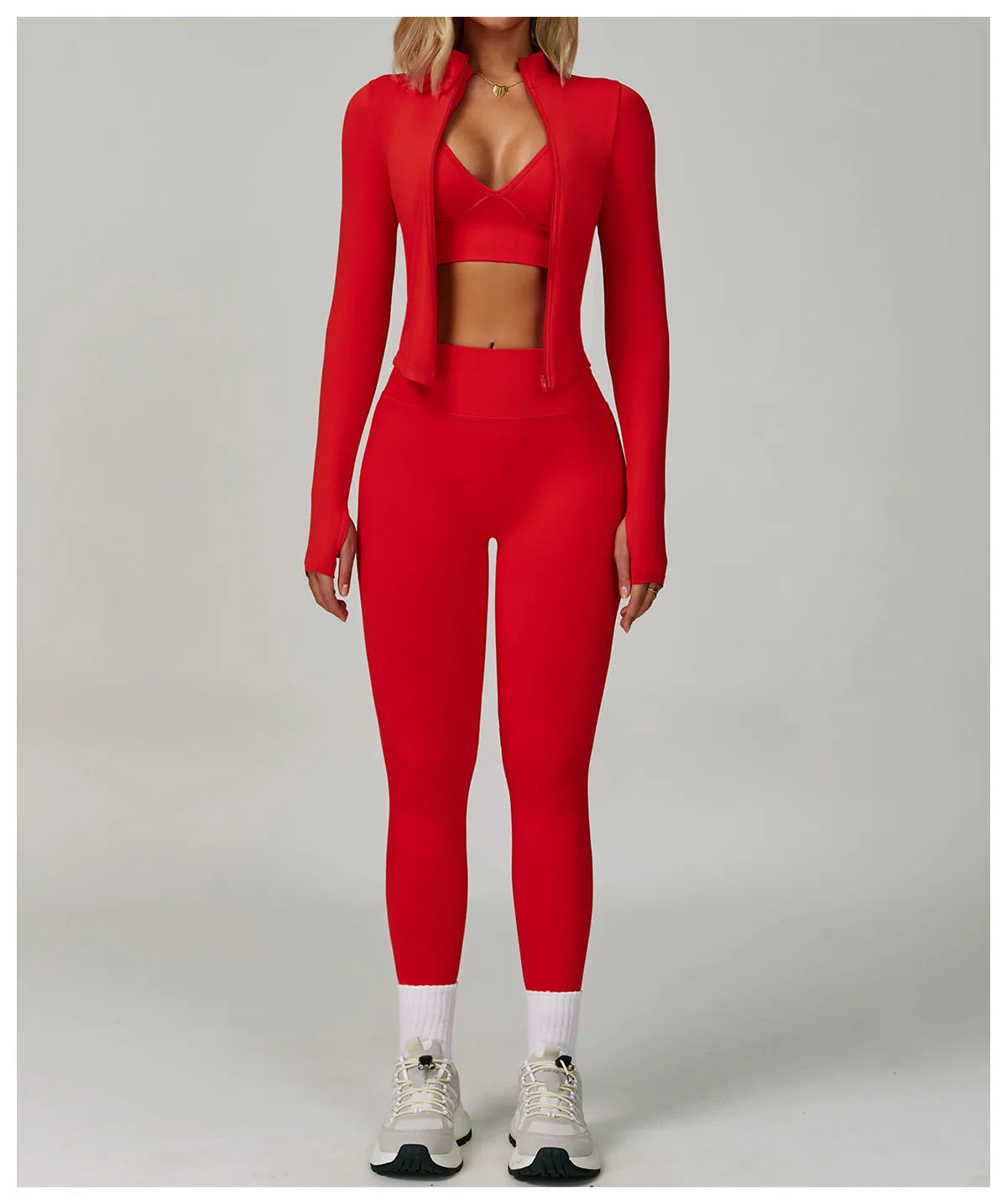 Eine Frau modelliert ein rotes, nahtloses Sport-Yoga-Set mit Crop-Top und Leggings.