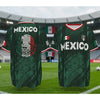 Dunkelgrünes Fußballtrikot Mexikos mit Azteken-Kalenderdesign.
