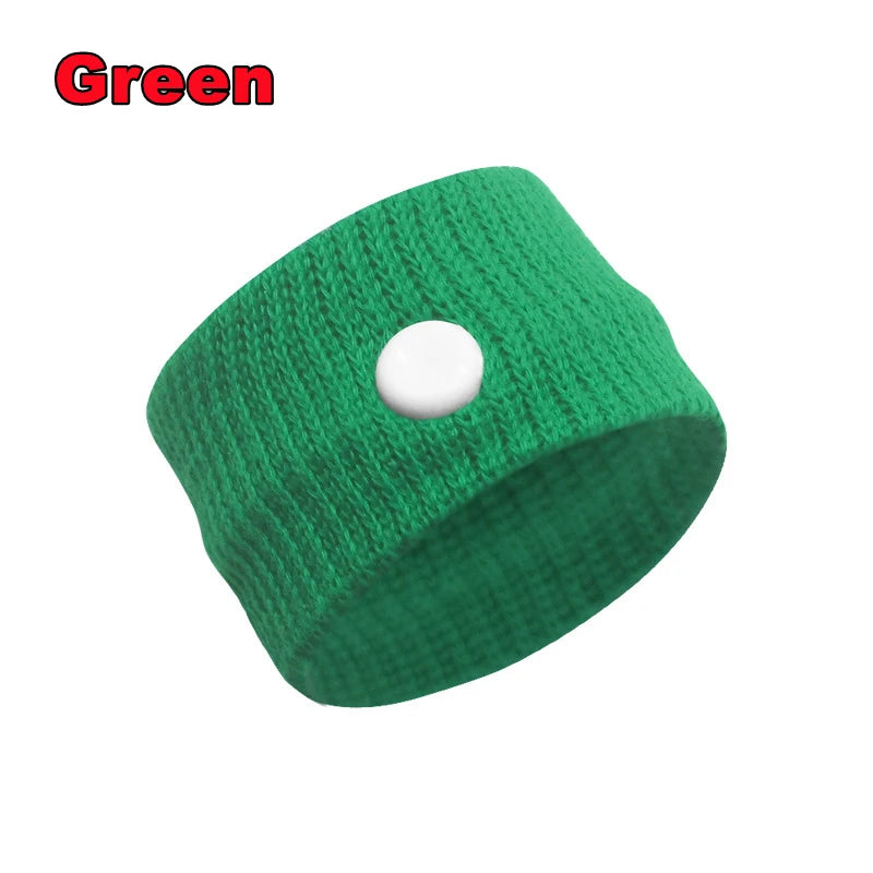 Pulsera verde antiemesis enrollada para comodidad durante viajes