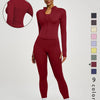 Model trägt ein langes Oberteil und Leggings in maroonem Yoga-Sportset.