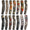 Collection de manches tatoo en tricot extensible avec des motifs noir et gris sur les bras.