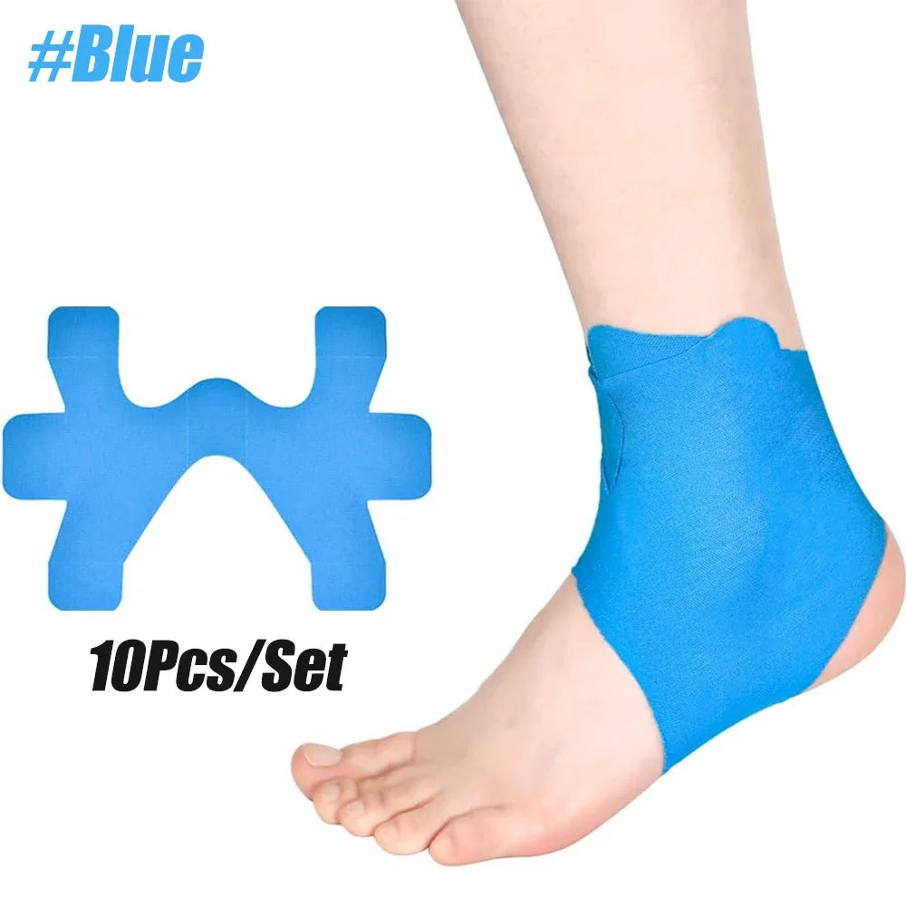 Blaues Kinesiotape-Set für den Knöchel, fünf Stück, auf einem Fuß und Knöchel einer Person.