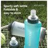 Una botella de termo deportiva azul claro sobre una superficie de malla verde con un accesorio blanco.