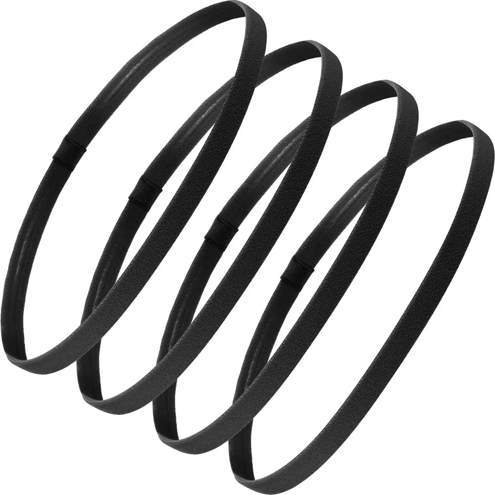 Ein Set von vier schwarzen elastischen Sport-Headbands, zusammengewickelt.