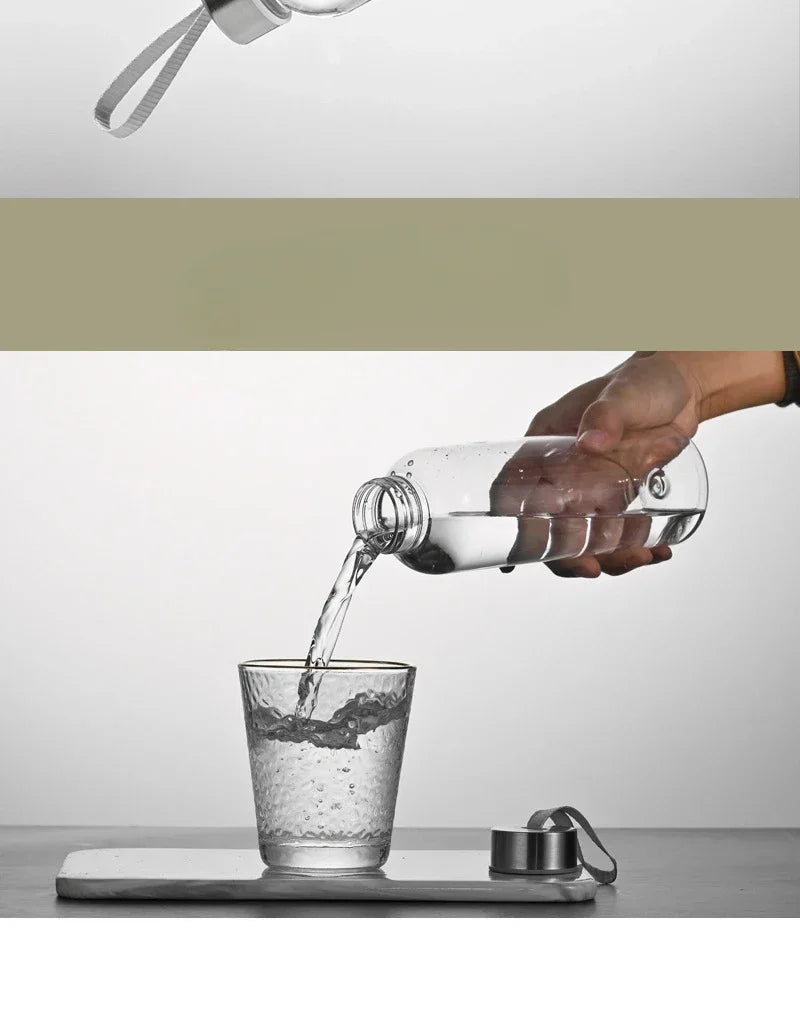 Una mano vierte agua de una botella en un vaso de beber sobre una bandeja.