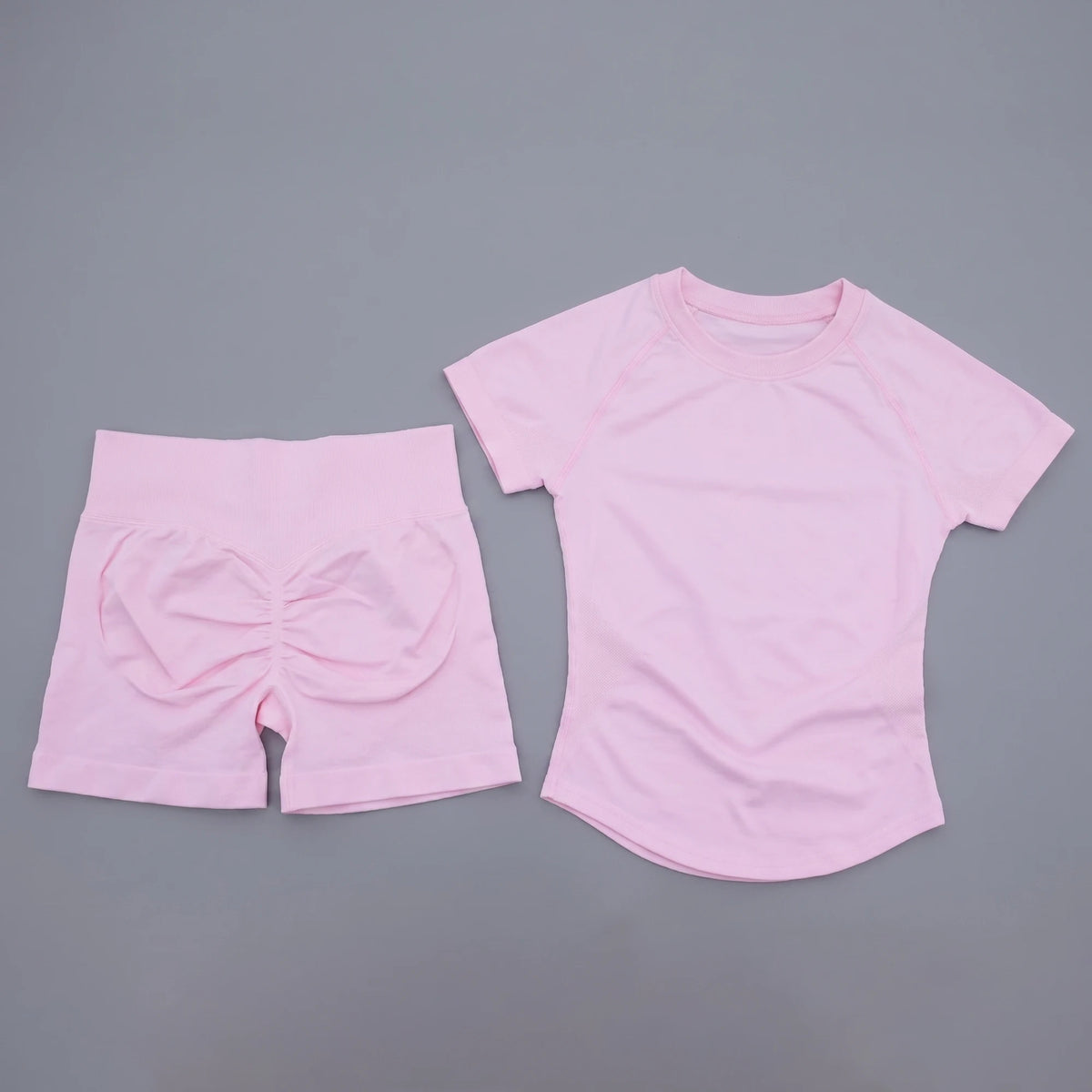 Ensemble de yoga et fitness rose, sans couture pour femmes, composé d'un débardeur court et d'un short assorti.