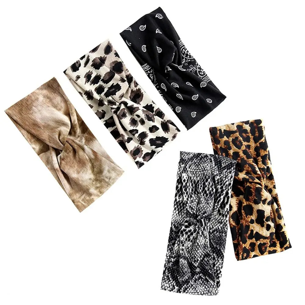 Colección de bandas para el cabello de tela elástica con estampado de leopardo en negro y marrón.