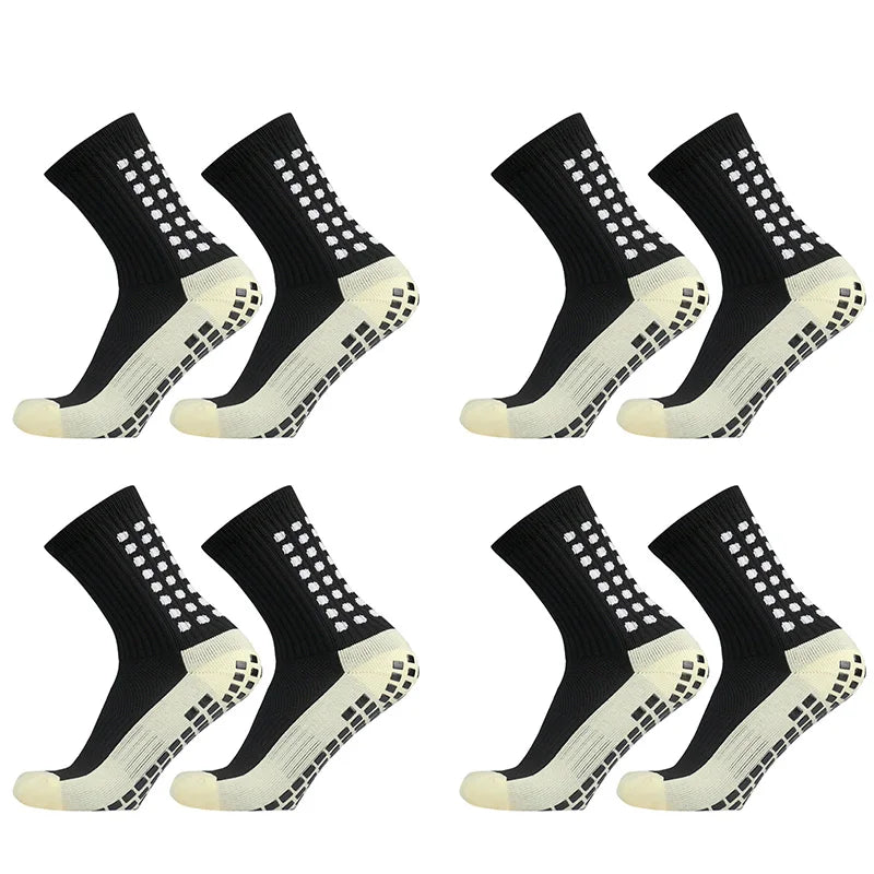 Ein Viererpack strapazierfähige, rutschfeste Sportsocken in schwarz-weiß, von der Seite gezeigt.