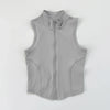 Helles graues Damen-Sport-Crop-Top-Vest mit hohem Kragen und durchgehendem Reißverschluss.