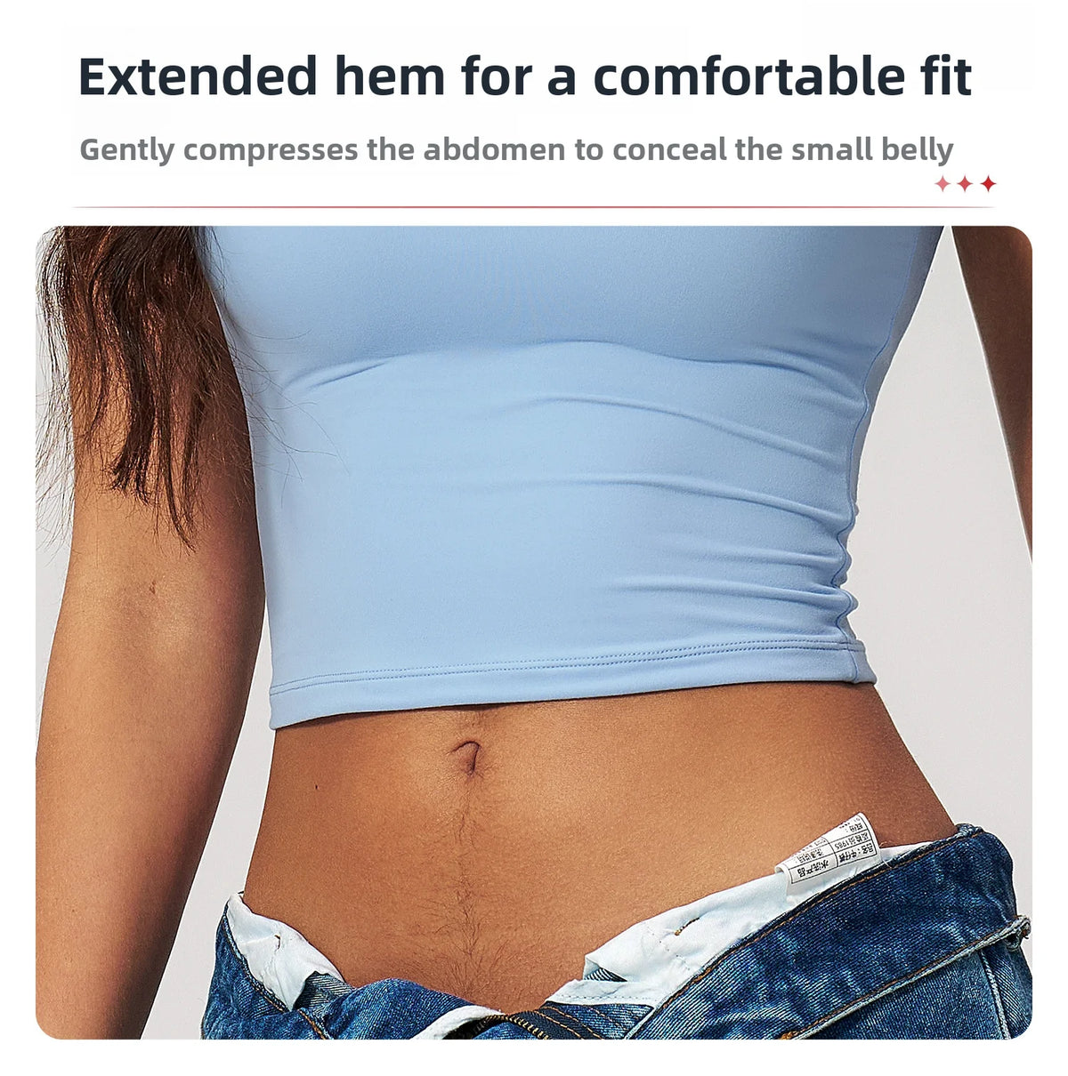 Primer plano de una camiseta ajustada azul claro que muestra cómo el bajo extendido comprime el abdomen.
