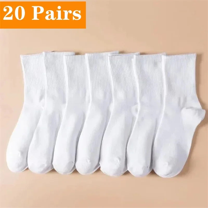 Un lot de 20 paires de chaussettes en tricot blanc mi-mollet pour femmes, respirantes, disposées sur un fond clair.