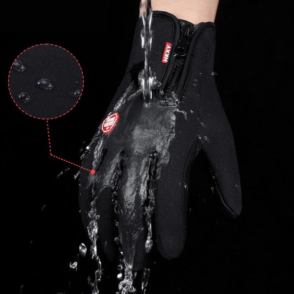 Nahaufnahme schwarzer Touchscreen-Handschuhe beim Waschen unter fließendem Wasser.