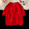 Leuchtend rotes, überdimensioniertes Baumwoll-T-Shirt für Damen auf schwarzem Hintergrund.