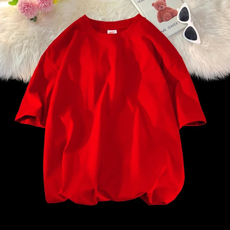 Leuchtend rotes, überdimensioniertes Baumwoll-T-Shirt für Damen auf schwarzem Hintergrund.