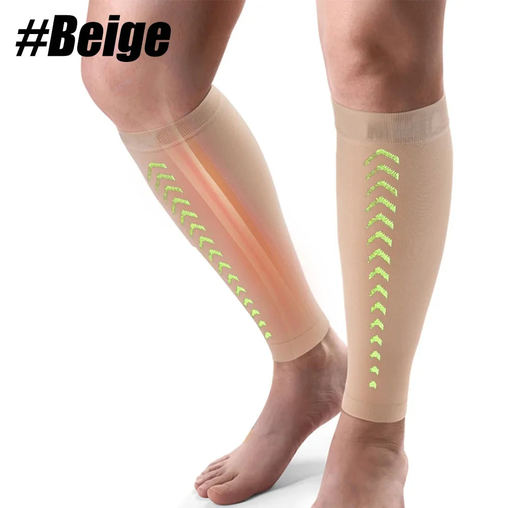 Primer plano de mangas de compresión para la pantorrilla color beige con líneas texturizadas verdes para soporte muscular.