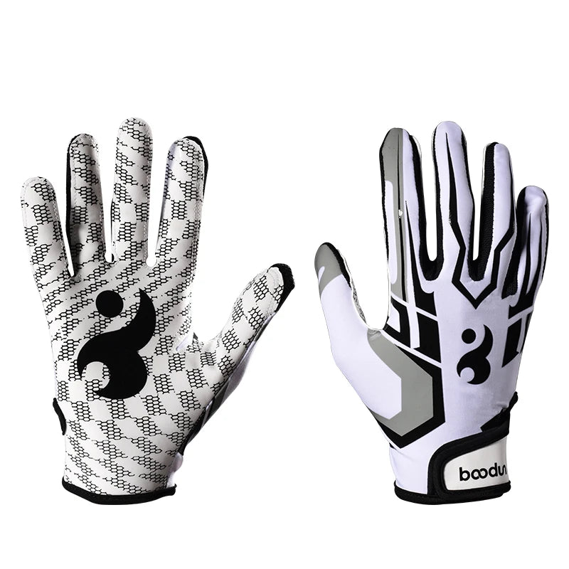 Une paire de gants de sport en silicone noir et blanc antidérapants avec un logo stylisé sur la paume.