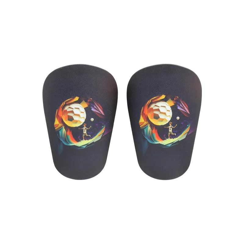 Un par de espinilleras mini de fútbol con un diseño colorido y temático de fútbol.