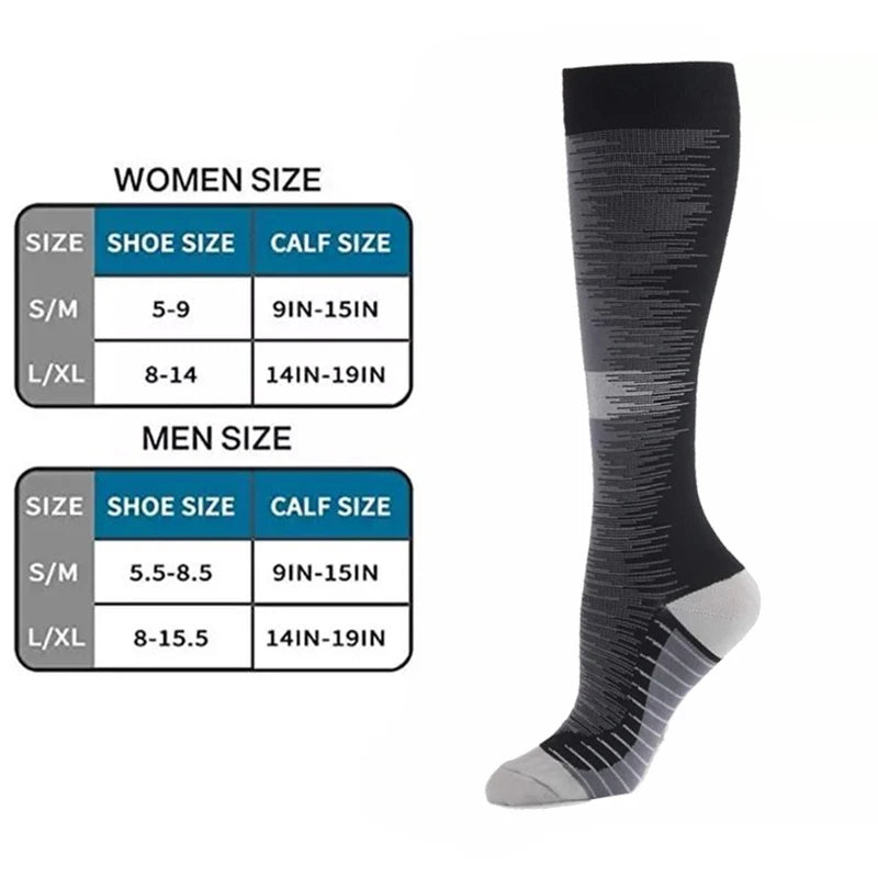 Ein Paar schwarze medizinische Kompressionsstrümpfe neben Größentabellen für Damen und Herren.
