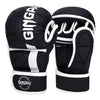 Ein Paar schwarz-weißer professioneller MMA-Trainings-Boxhandschuhe aus Vogelperspektive.