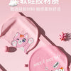 Bonnet de bain rose pour enfants avec un motif de chat de dessin animé, sur fond rose clair.