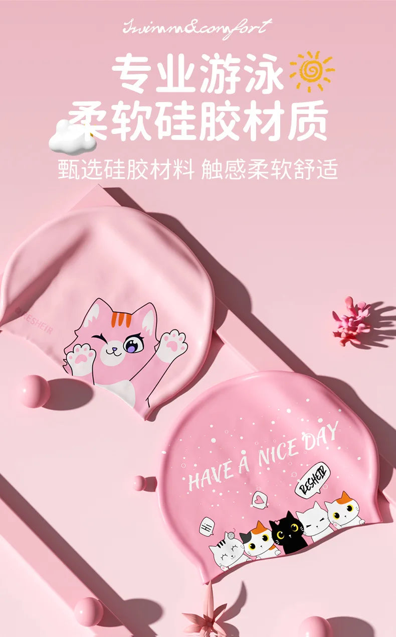 Bonnet de bain rose pour enfants avec un motif de chat de dessin animé, sur fond rose clair.