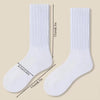 Un par de calcetines de punto blancos para mujer hasta la mitad de la pantorrilla, mostrados en posición vertical con medidas
