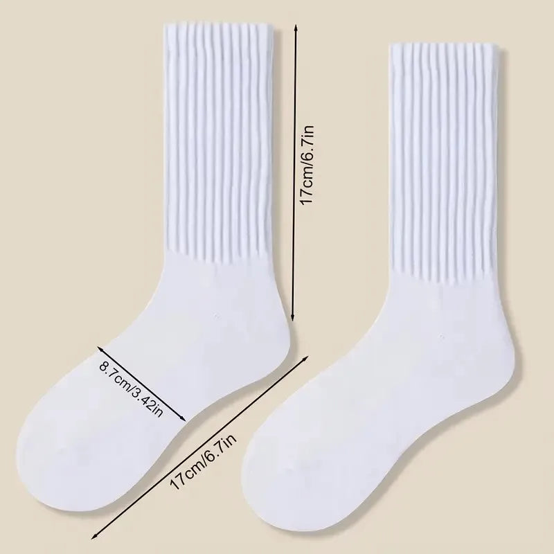 Un par de calcetines de punto blancos para mujer hasta la mitad de la pantorrilla, mostrados en posición vertical con medidas