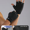 Schwarze rutschfeste Sportschuhe an der Hand, die Textur und Designdetails zeigen.