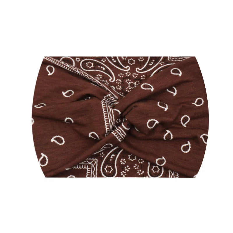 Bandeau de sport brun foncé imprimé et noué en nœud.