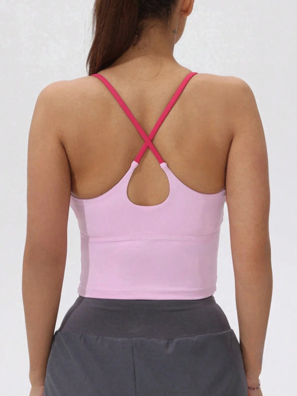 Rückansicht eines pinken sportlichen Kreuz-Tops und eines grauen Rockes für Damen.