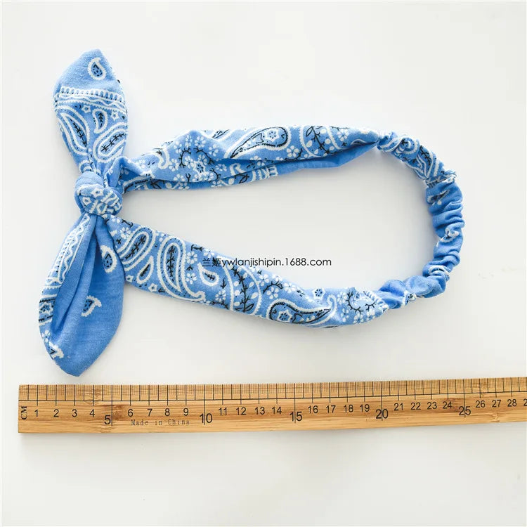 Bandeau en tissu bohème à motif paisley bleu, noué en nœud