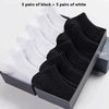 Una caja con 5 pares de calcetines deportivos negros y 5 pares blancos de algodón transpirable para el tobillo.