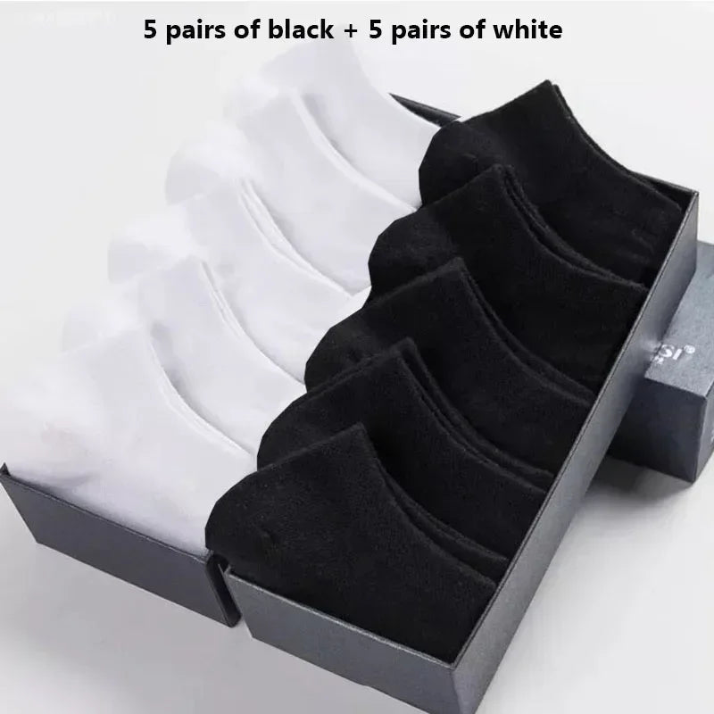Una caja con 5 pares de calcetines deportivos negros y 5 pares blancos de algodón transpirable para el tobillo.