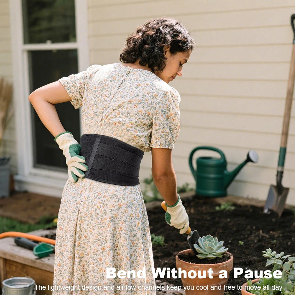 Eine Frau in einem Blumenkleid beugt sich, um einen Garten anzupflanzen und demonstriert eine ergonomische Lendenstütze.