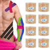 Une personne applique du ruban kinesthésique sur son bras et son torse pour soulager la douleur musculaire.