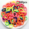 Haufen bunter Nylon-Elastik-Haargummis in leuchtenden Farben wie pink, orange, gelb und blau.